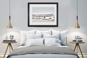 Le cheval, la grange et l'arbre mort. Oeuvre papier. Encadrement non inclus.